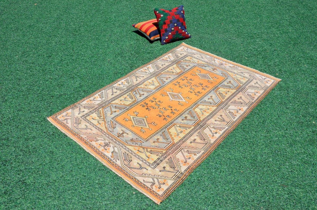 【Vintage rug】138 × 81｜アシンメトリー ヴィンテージラグ Vintage rug】138 × 81｜アシンメトリー ヴィンテージラグ 一点