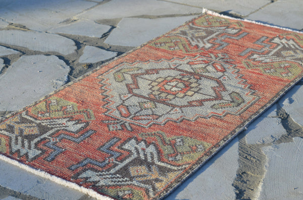 Vintage Handmade Turkish small area rug doormat for home decor, bathroom rug, area oushak rug bathroom mat kitchen kilim rug, rug 3.2x21.5, 664759