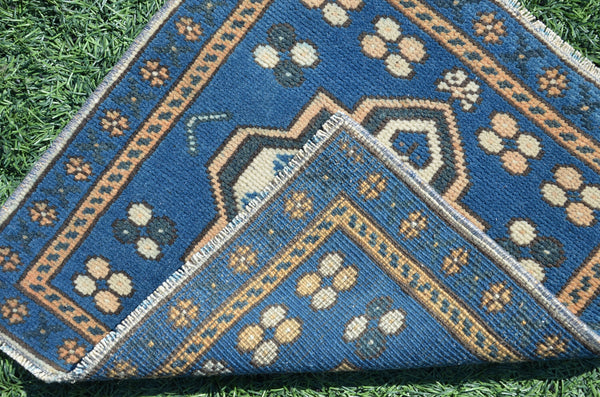 Unique Turkish Vintage small area rug doormat for home decor, bathroom rug, area oushak rug bathroom mat kitchen rug  kilim rug, rug 1.7x1.7, 665192