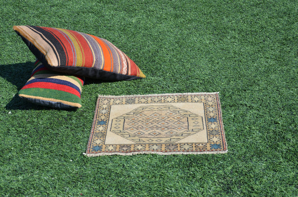 Handmade Turkish Vintage small area rug doormat for home decor, bathroom rug, area oushak rug bathroom mat kitchen rug  kilim rug, rug 2x2, 665190
